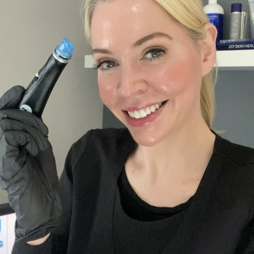 Dr.Stephanie holding Hydrafacial Handpiece